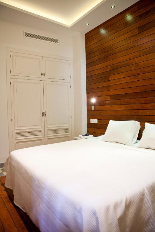 Łóżko lub łóżka w pokoju w obiekcie Hostal El Alojado de Velarde