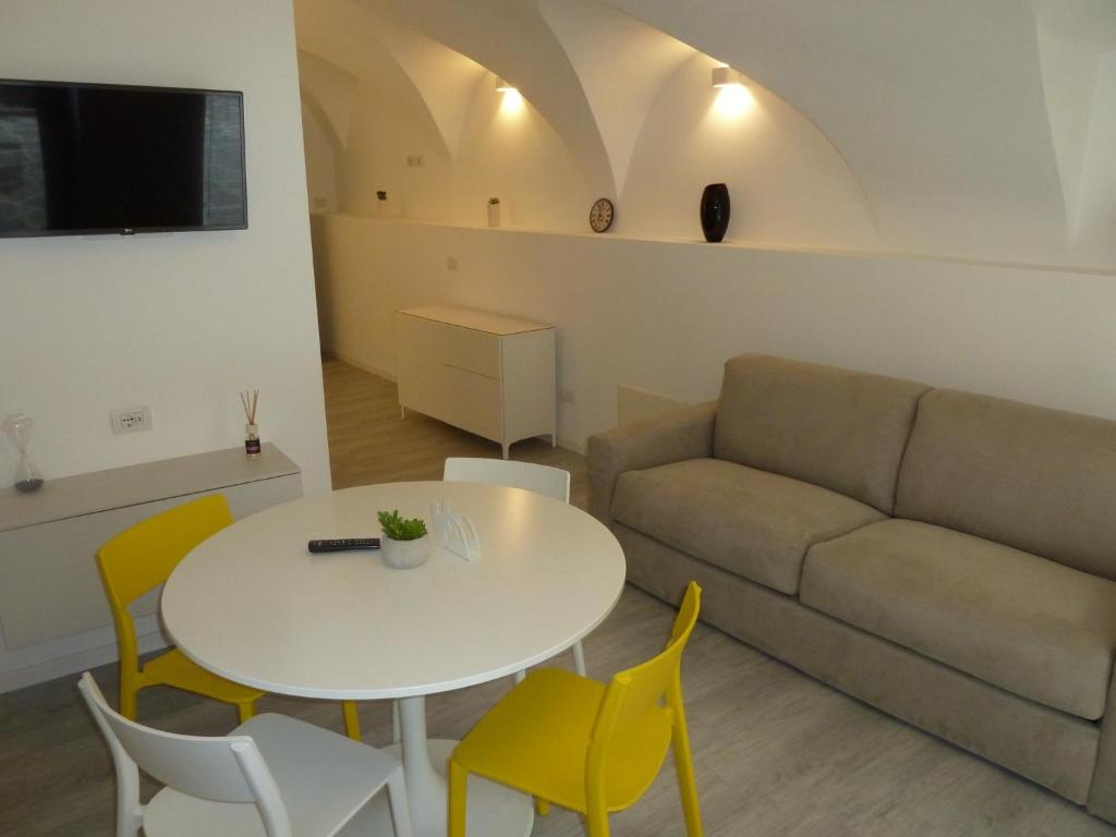 マルチェージネにあるCasa Corteのリビングルーム(ソファ、テーブル、黄色の椅子付)