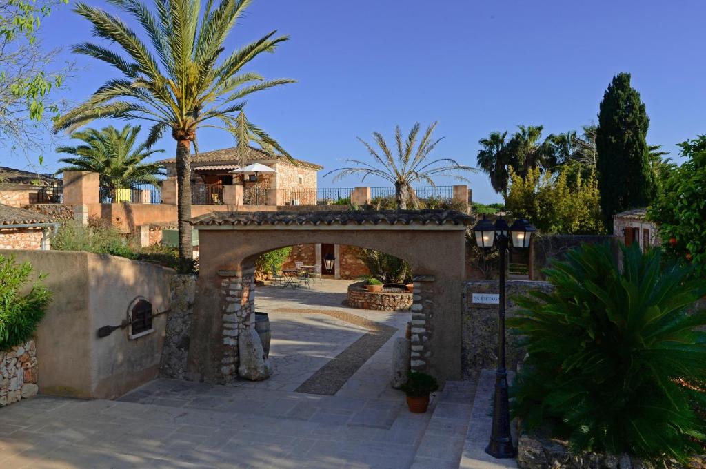 an entrance to a villa with palm trees at Agroturismo Sa Pletassa in Felanitx