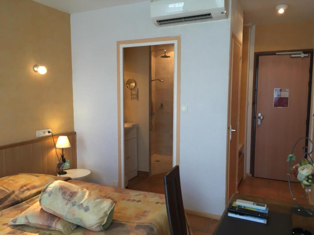 Postel nebo postele na pokoji v ubytování Hôtel Morris