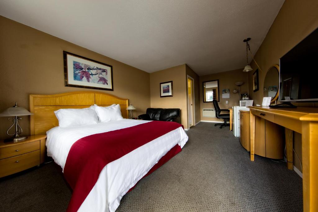 Postel nebo postele na pokoji v ubytování Bulkley Valley Motel