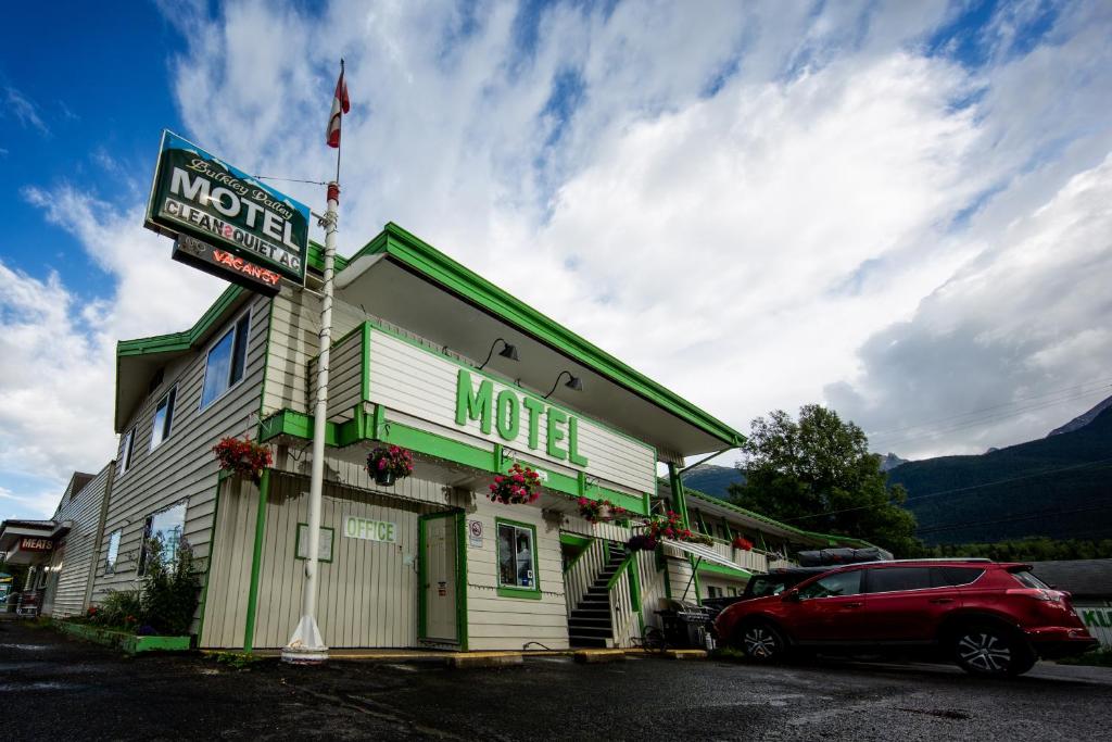 Nespecifikovaný výhled na hory nebo výhled na hory při pohledu z motelu