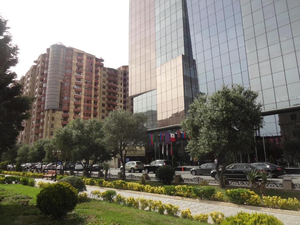 una strada in una città con edifici alti di Apartment near Khatai a Baku