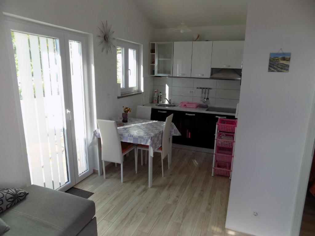 Kuchyňa alebo kuchynka v ubytovaní Apartments Žerjav