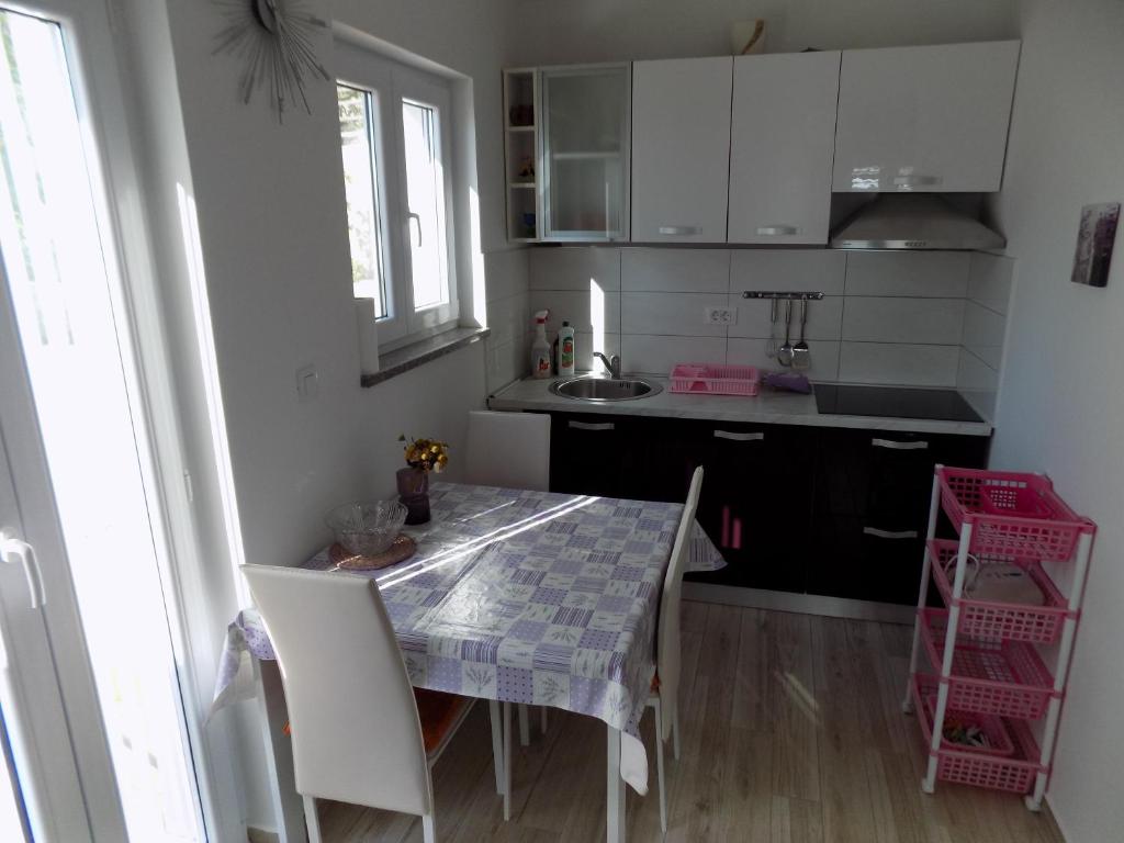 Kuchyňa alebo kuchynka v ubytovaní Apartments Žerjav