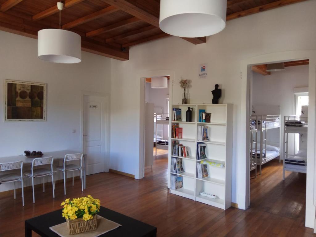 una sala de estar con una mesa y un estante de libros en Cruces de Iria, en Padrón