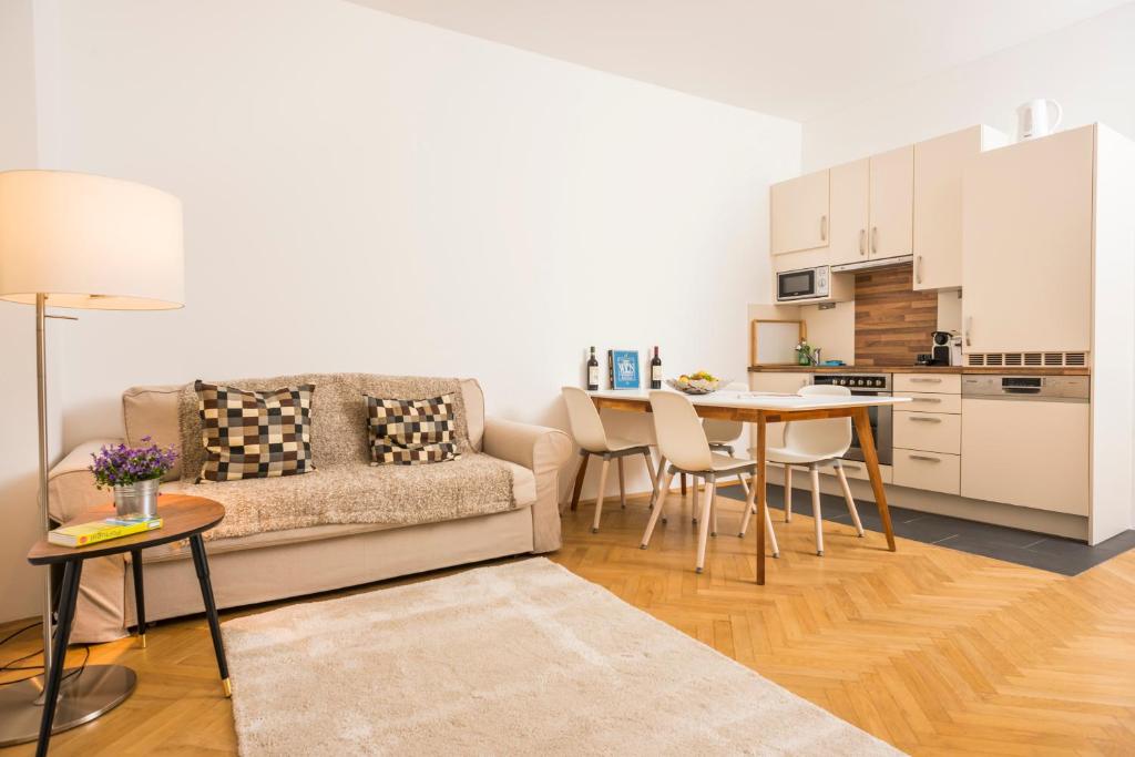una sala de estar con un sofá y una mesa en Chillout Lounge Satzberg, en Viena