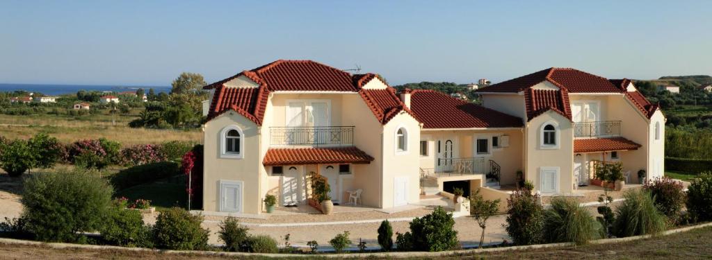 une grande maison avec un toit rouge dans l'établissement Gouna's Aparts, à Xi