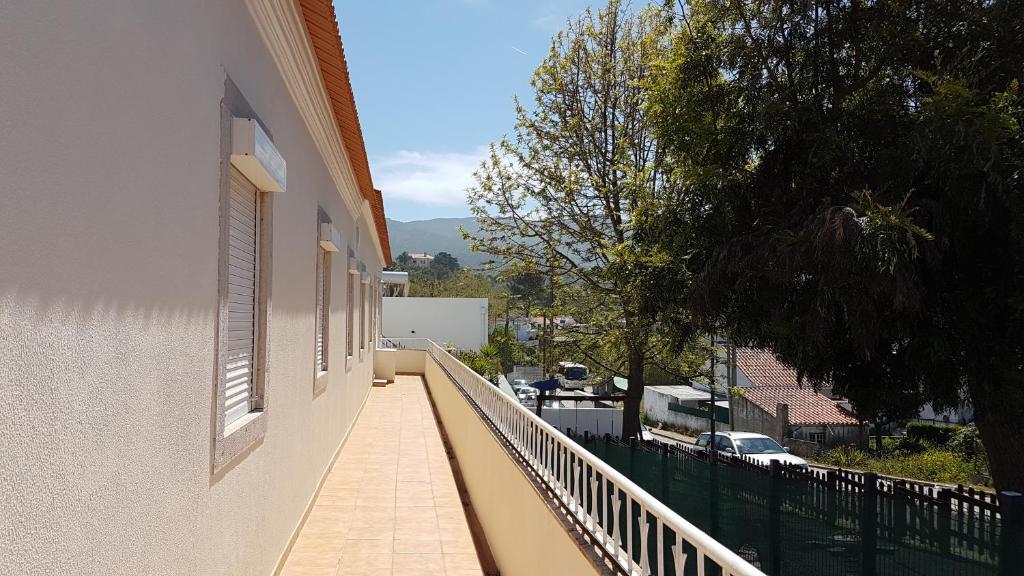 einen Balkon eines Gebäudes mit Blick auf einen Parkplatz in der Unterkunft Villa Mucifal A in Sintra