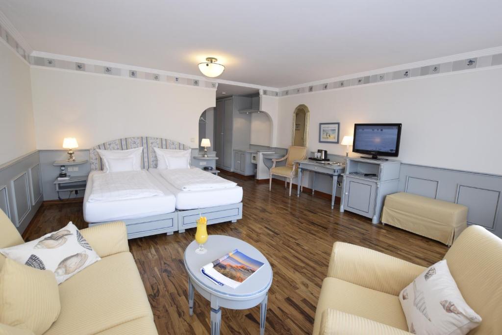 Postel nebo postele na pokoji v ubytování Hotel Wiking Sylt