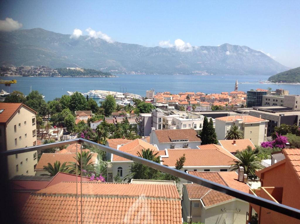 een uitzicht op een stad met een meer en bergen bij Apartments Jelušić in Budva