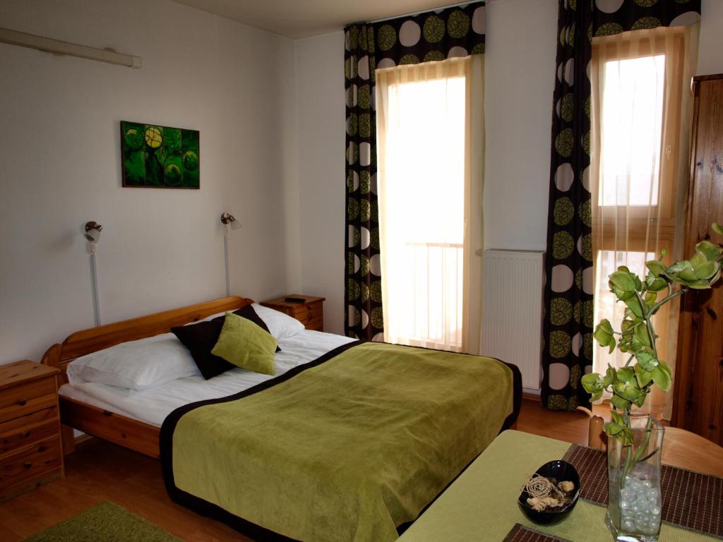 Postel nebo postele na pokoji v ubytování Centrum Apartmanház Pécs