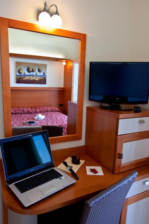 TV a/nebo společenská místnost v ubytování Hotel Palm Beach B&B SEA VIEW