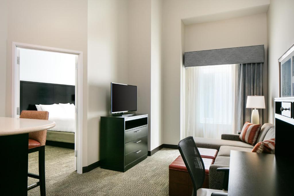 Staybridge Suites Des Moines Downtown by IHG - Suite De Un Dormitorio Con Cama King