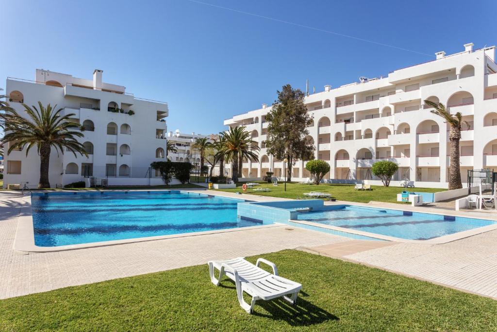 珀徹斯的住宿－Andorinha 2 bedroom apart-close to the sea-Algarve，一座大建筑前的游泳池
