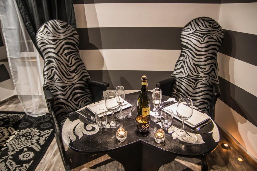 A seating area at Roma d'Amore