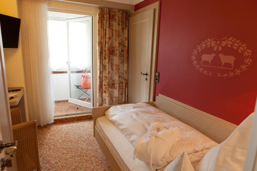 Postel nebo postele na pokoji v ubytování Hotel Lamm Baiersbronn Mitteltal