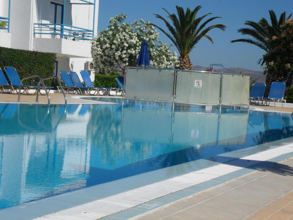Bazén v ubytování Miros Hotel Apartments nebo v jeho okolí