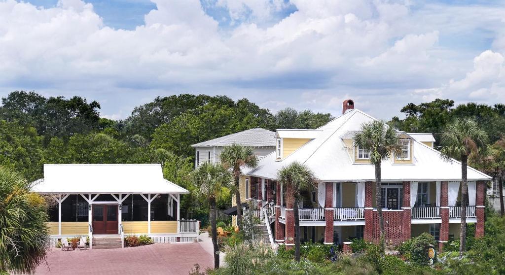 une maison avec un kiosque et des palmiers dans l'établissement Beachview Inn and Spa, à Tybee Island