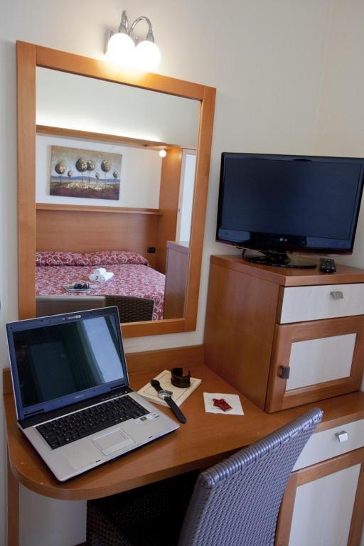 TV a/nebo společenská místnost v ubytování Hotel Palm Beach B&B SEA VIEW