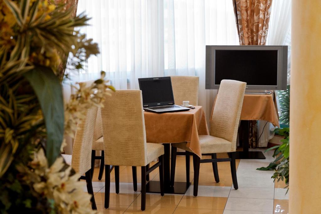 TV a/nebo společenská místnost v ubytování Hotel Palm Beach B&B SEA VIEW
