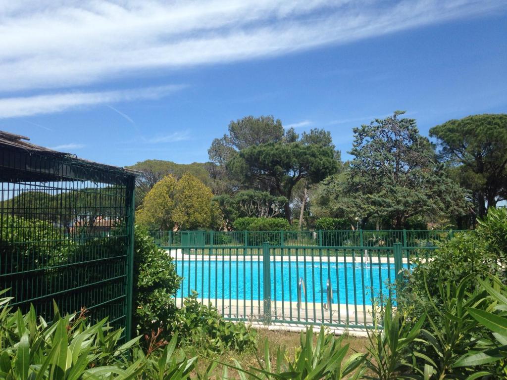 Bazén v ubytování Agréable studio proche StTropez Piscine et Tennis nebo v jeho okolí