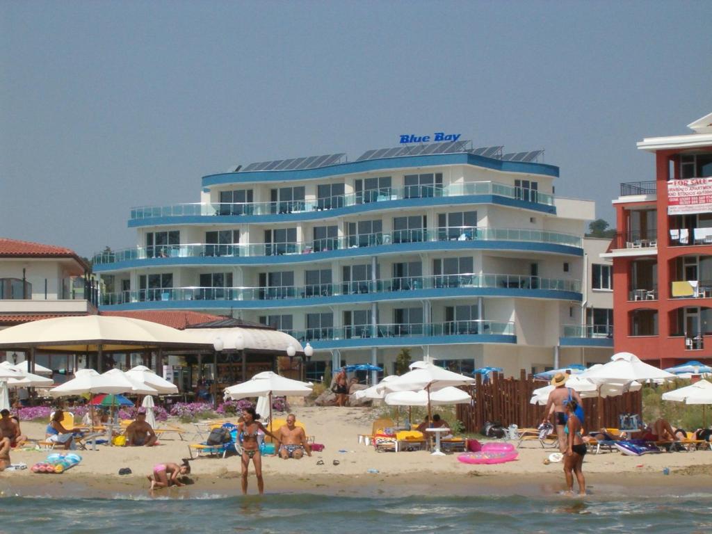 Blue Bay Hotel في ساني بيتش: فندق على الشاطئ مع أشخاص على الشاطئ