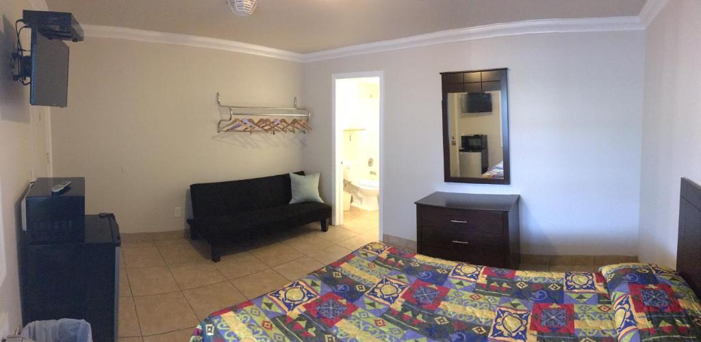 Postel nebo postele na pokoji v ubytování Sunset Motel