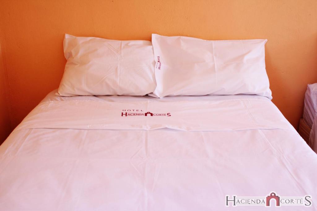 Postel nebo postele na pokoji v ubytování Hotel Hacienda Cortes