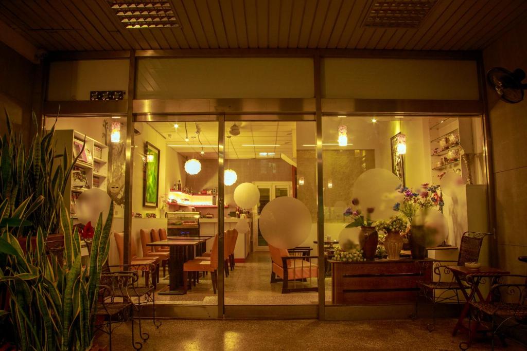 ein Restaurant mit Tischen und Stühlen in einem Zimmer in der Unterkunft Dawn Of Tarot B&B in Taitung