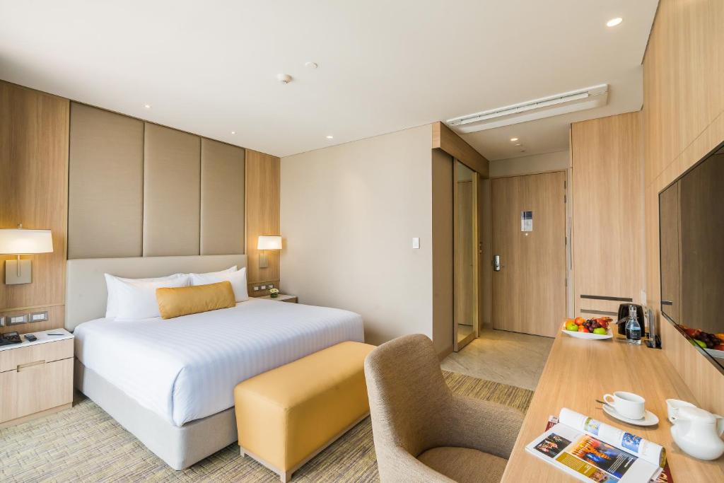เตียงในห้องที่ โรงแรมสกายวิว กรุงเทพ