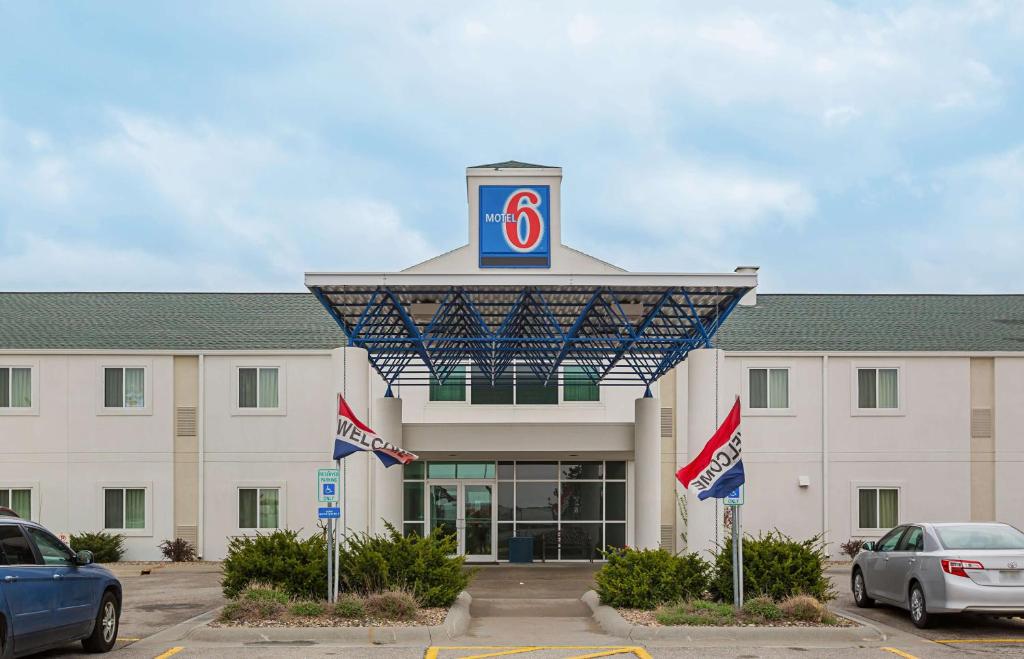 un hotel con un cartel en la parte superior de un edificio en Motel 6-Grand Island, NE en Doniphan