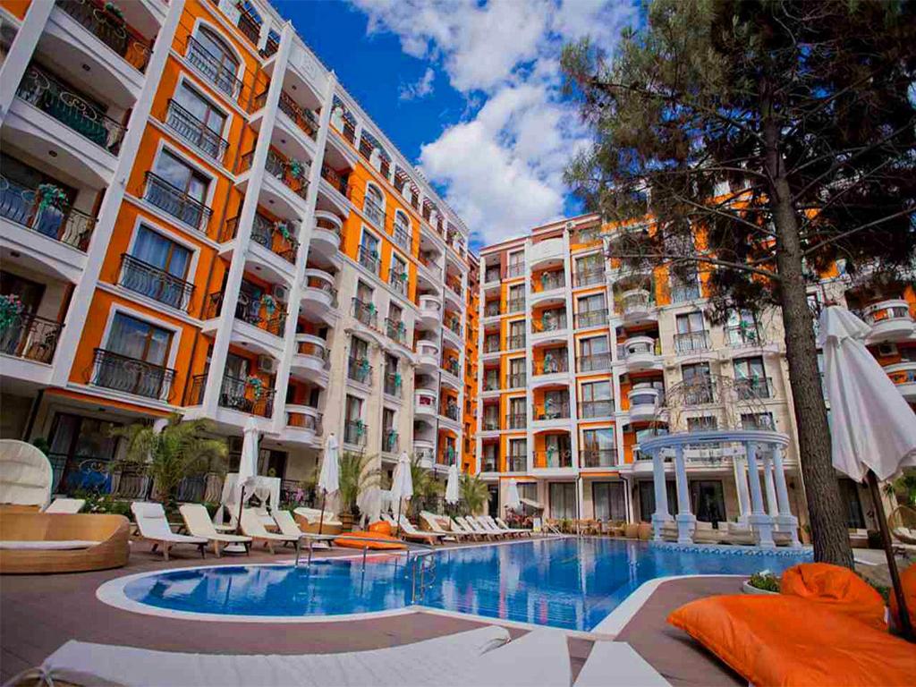 A piscina localizada em Harmony Palace Apartments ou nos arredores