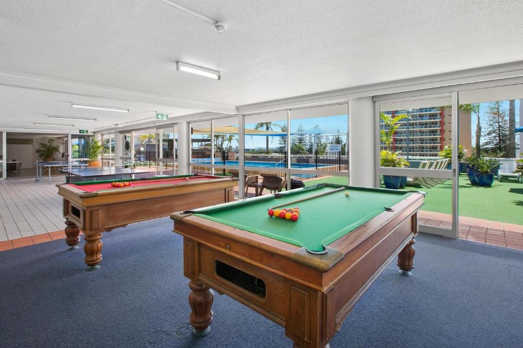 Biliár nebo kulečník v ubytování Port Pacific Resort