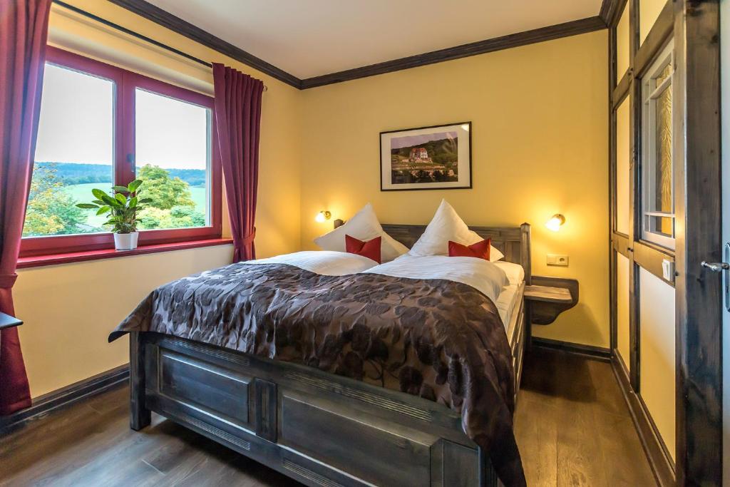 1 dormitorio con cama y ventana en Waldschlösschen Wangen en Wangen