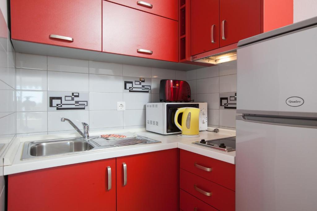 Kuchyň nebo kuchyňský kout v ubytování Apartments Ivandić