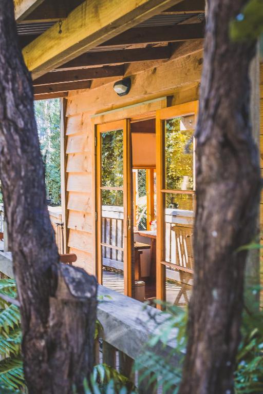 科罗曼德镇哈什精品公寓的小屋外景,配有桌椅