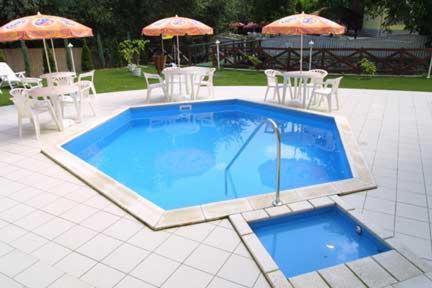 Bazén v ubytování Hotel Szeleta nebo v jeho okolí