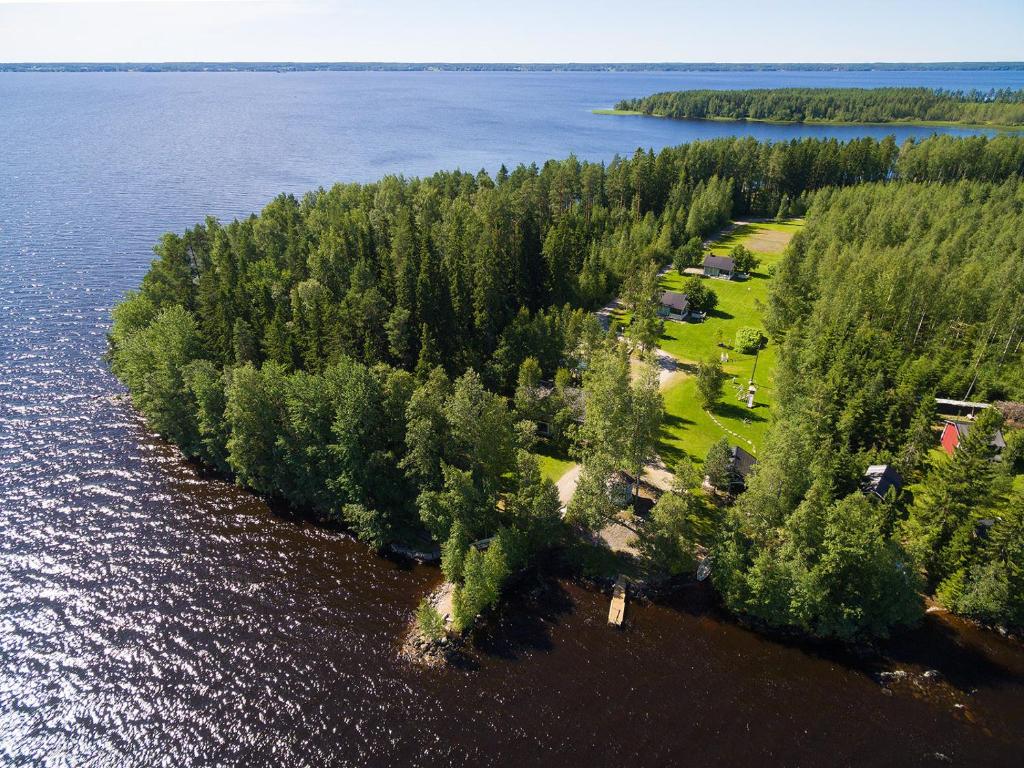 eine Insel inmitten eines Wasserkörpers in der Unterkunft Lomakylä Tapiola in Lappajärvi