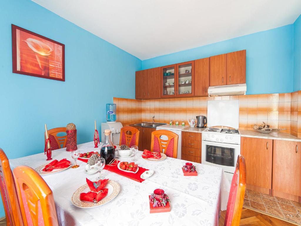 Kuchyň nebo kuchyňský kout v ubytování Holiday House Stari Volat