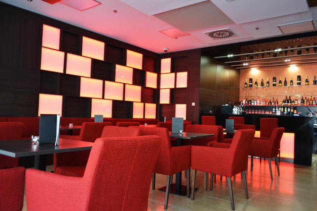 Lounge nebo bar v ubytování Hotel Arena