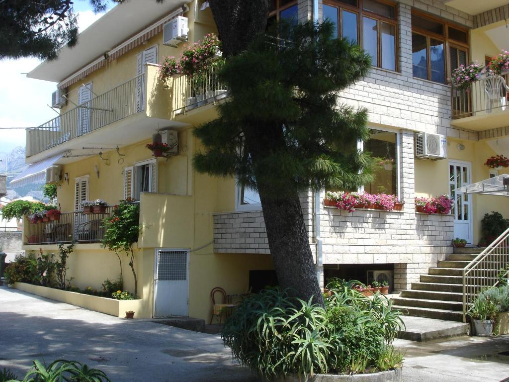 Budova, v ktorej sa apartmán nachádza