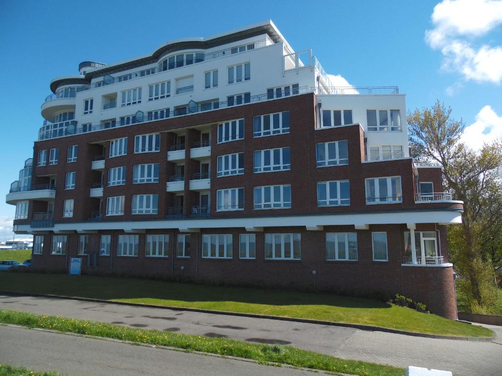 un gran edificio de ladrillo en el lateral de una calle en Ferienwohnung BEACHHOUSE, en Cuxhaven