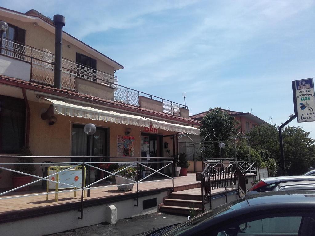 a building with a balcony on the side of a street at La Lucciola Albergo Ristorante in Tagliacozzo