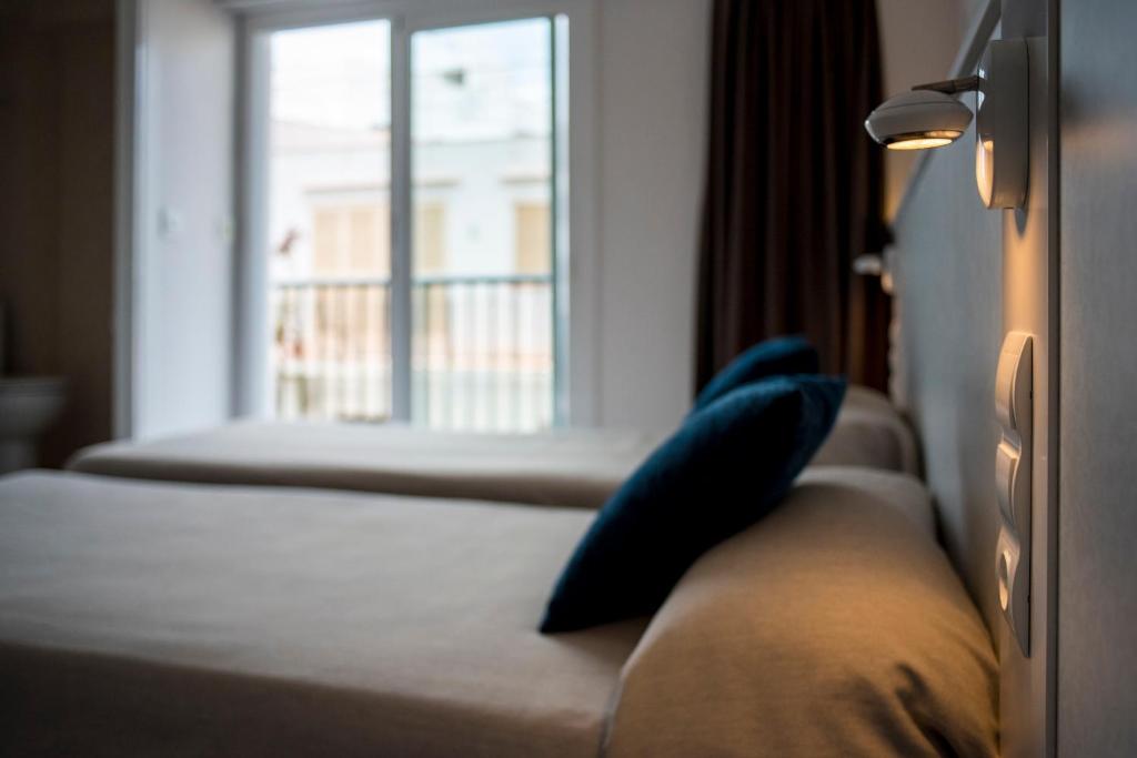 Een bed of bedden in een kamer bij Hotel Tarba