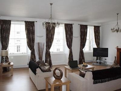 - un salon avec un canapé et une télévision dans l'établissement Parliament Square - Royal Mile, à Édimbourg