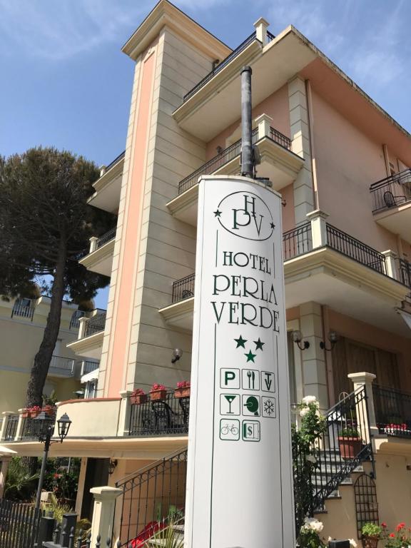 un cartello hotel di fronte a un edificio di Hotel Perla Verde a Rimini