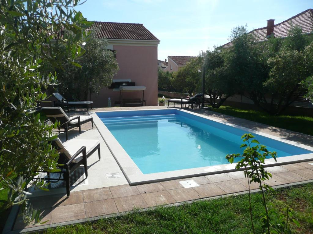 een zwembad in de achtertuin van een huis bij Villa Niceta in Zadar