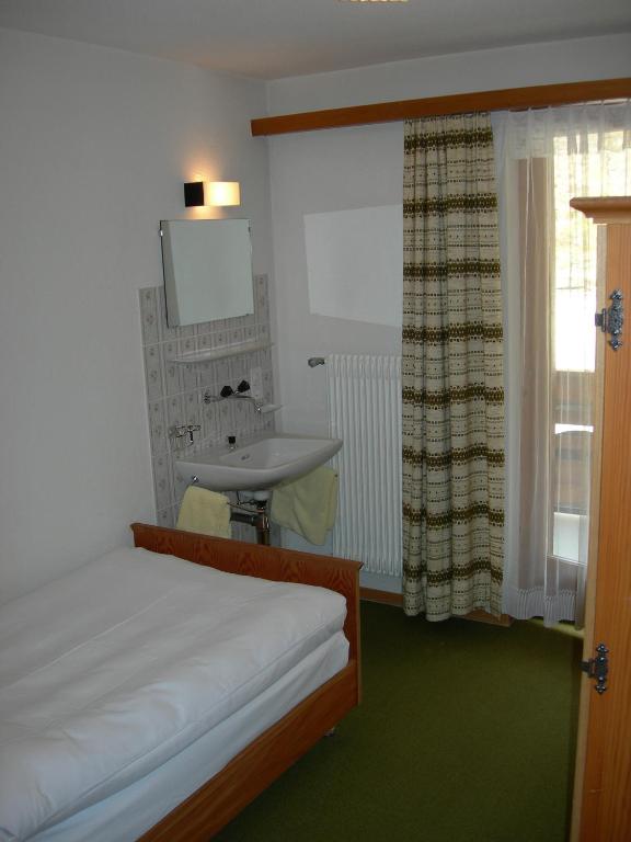 Postel nebo postele na pokoji v ubytování Hotel Adler