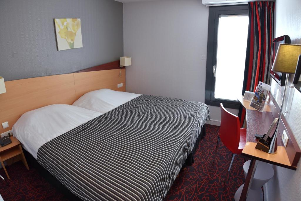 Postel nebo postele na pokoji v ubytování Kyriad Hotel Dijon Gare